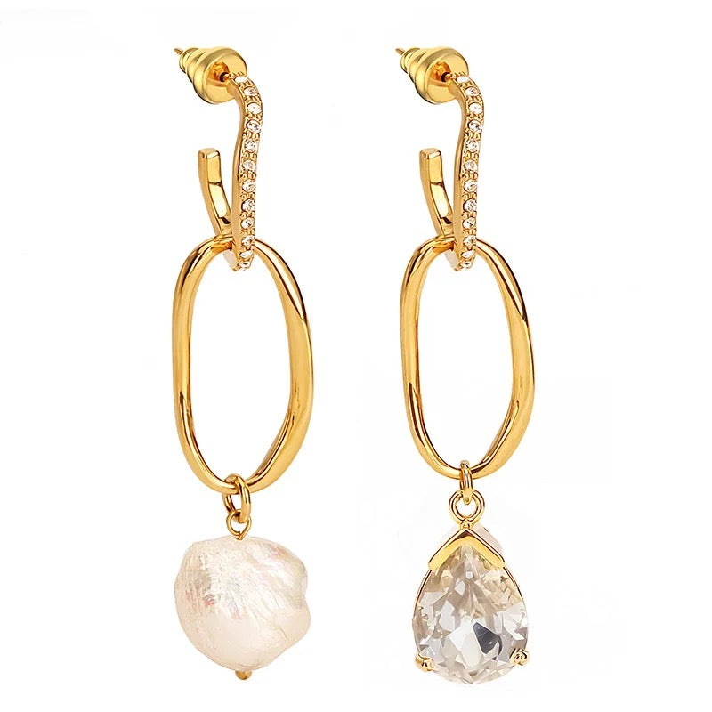 Boucle d’oreille à pierre et perle naturelle asymétrique.
