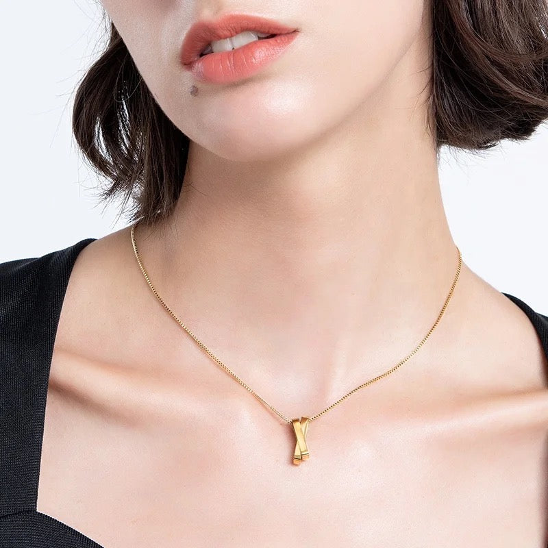 Collier x