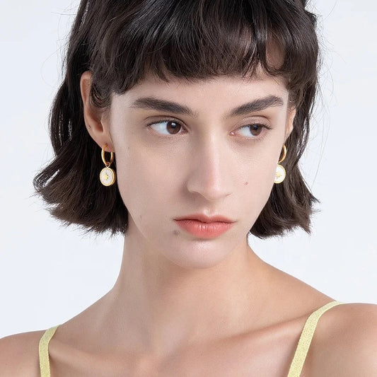 Boucle d’oreille en acier.