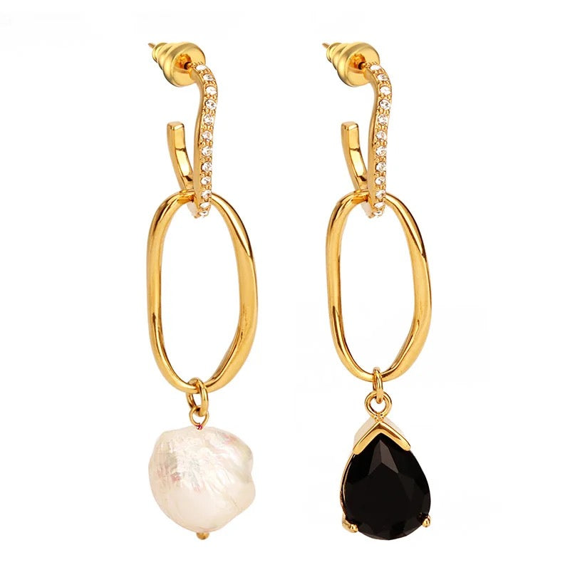 Boucle d’oreille à pierre et perle naturelle asymétrique.