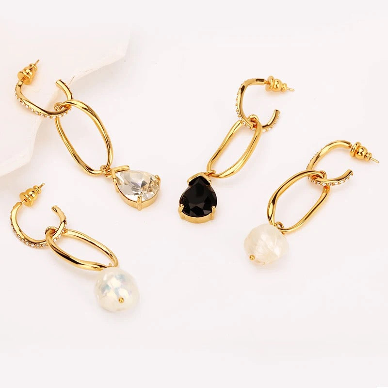 Boucle d’oreille à pierre et perle naturelle asymétrique.