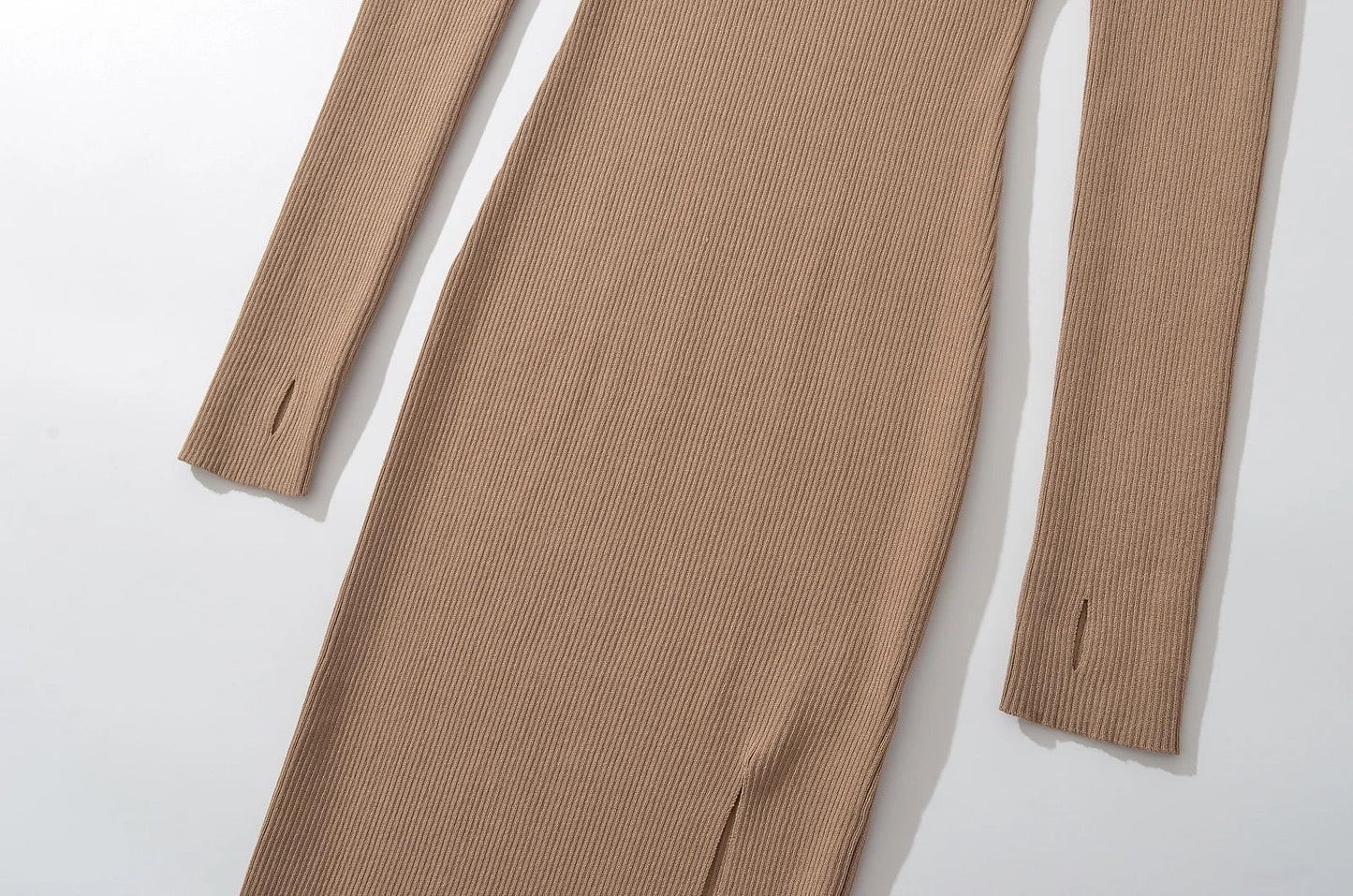 Robe longue manches à fente.