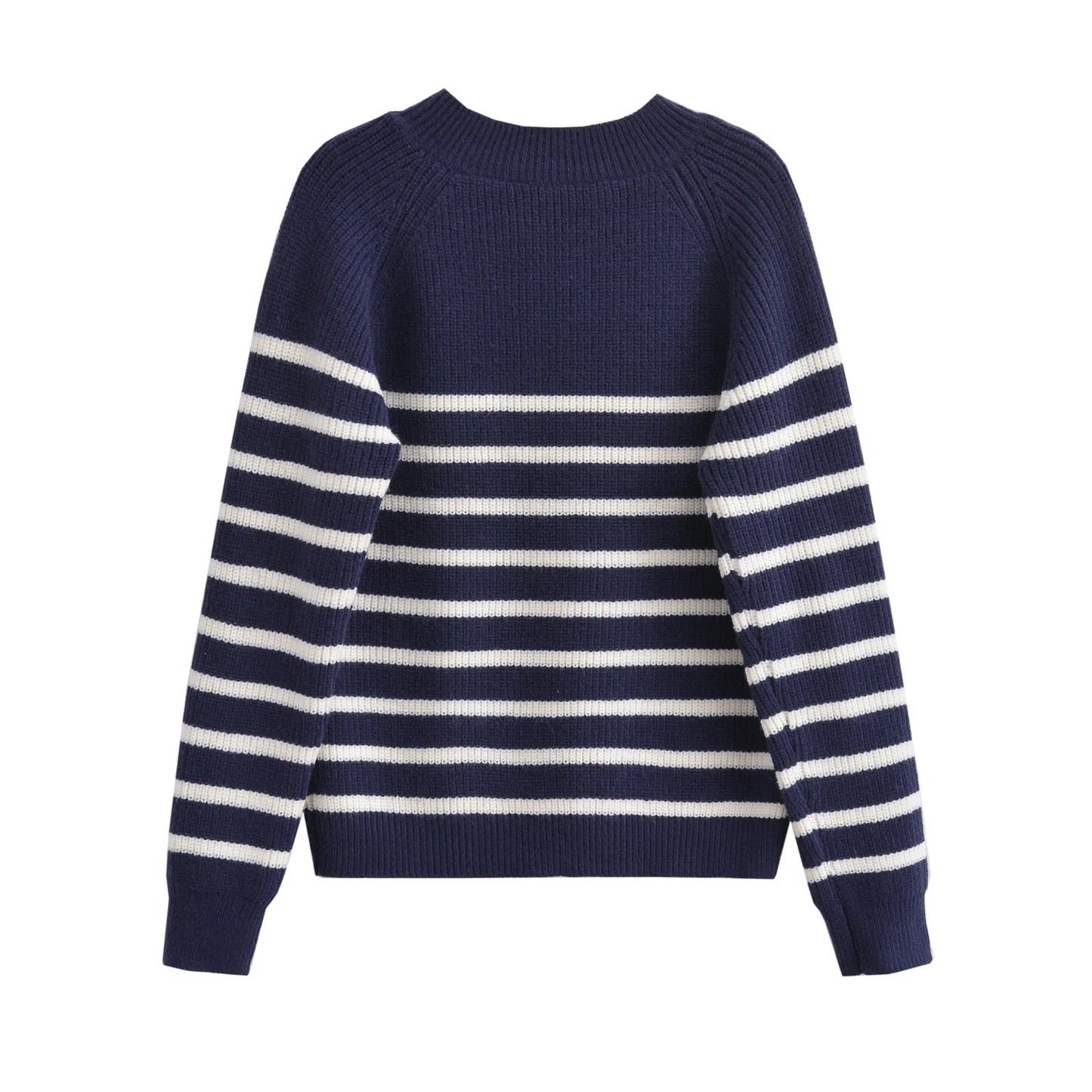 Pull à rayures tricoté.