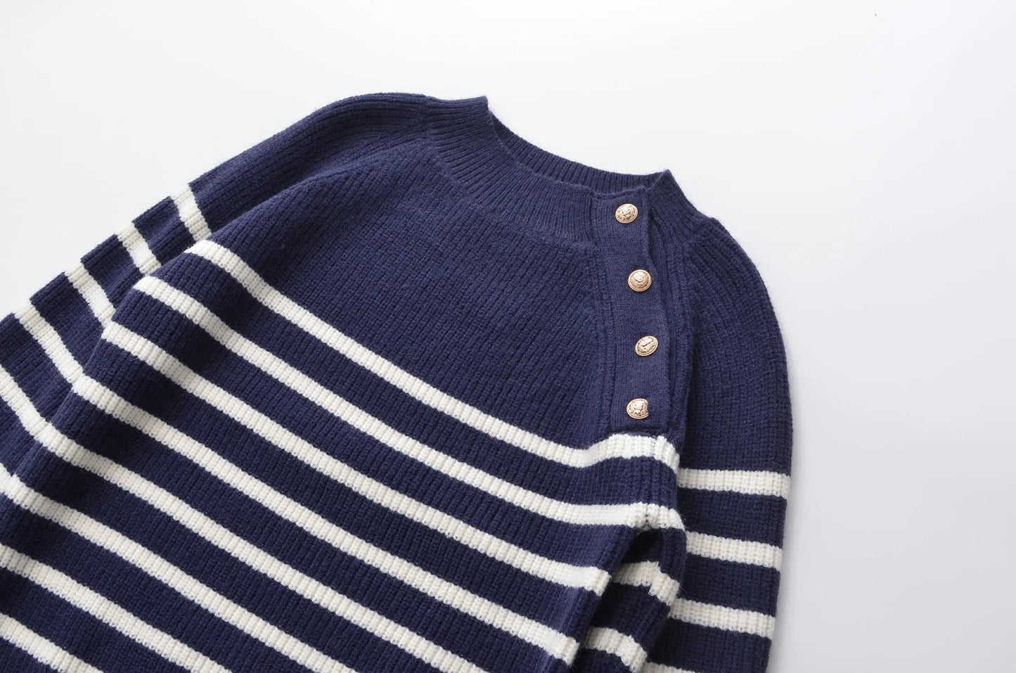 Pull à rayures tricoté.