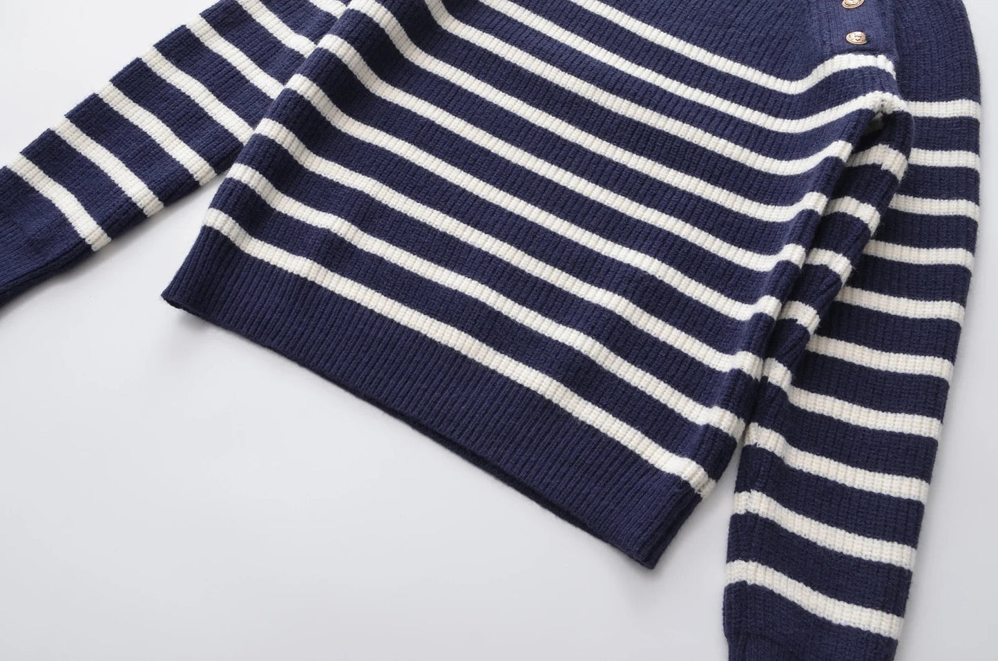 Pull à rayures tricoté.