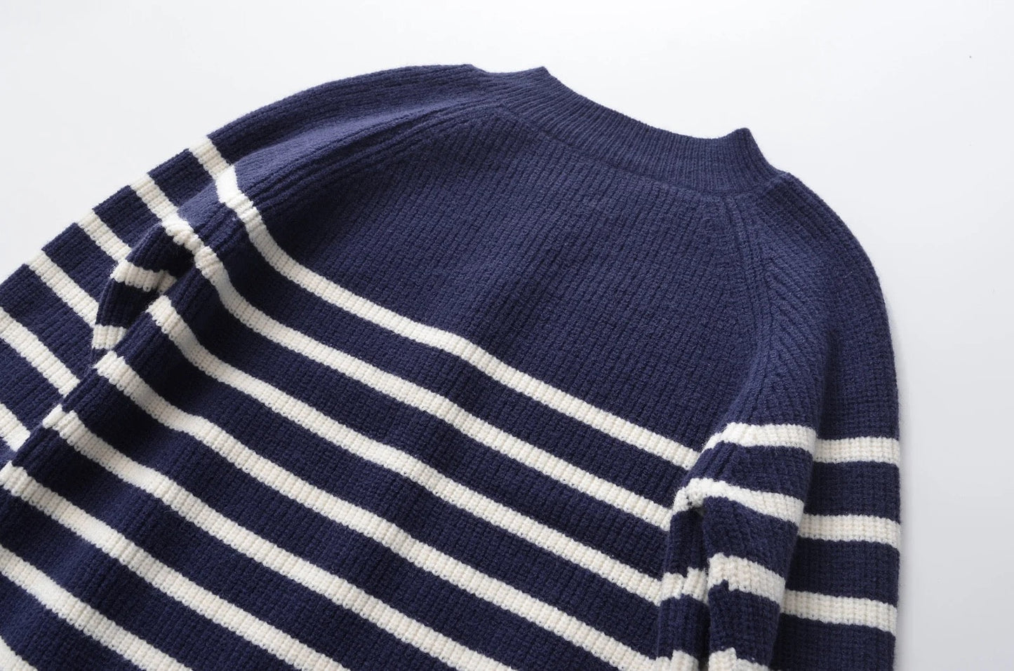 Pull à rayures tricoté.